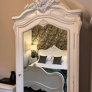 Roomours Hotel With Private Car Park